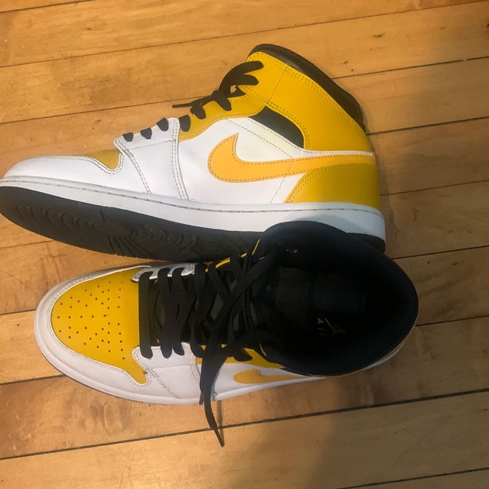 Air jordan 1 mid university gold